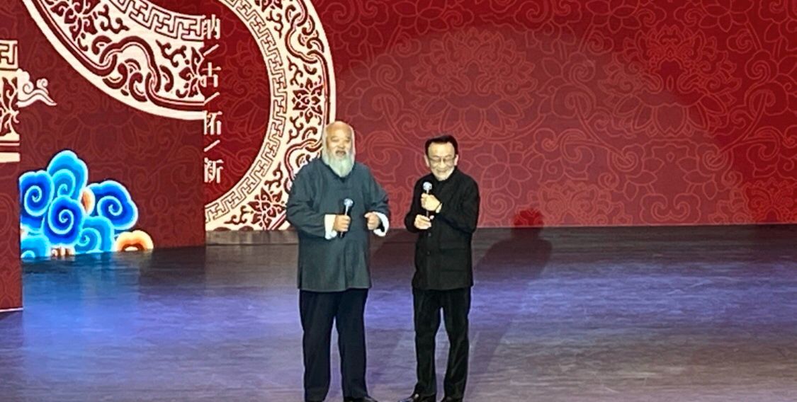 房鹤迪与侯耀华同场参加相声演出,却不同框合影,或因师父郭德纲