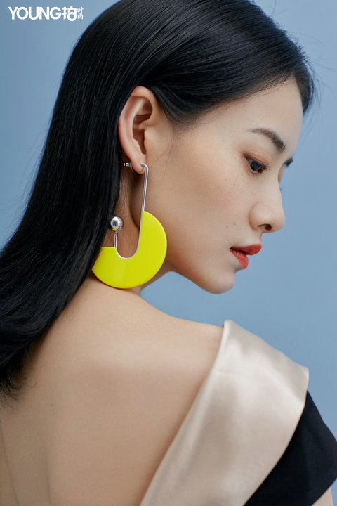 柴碧云发布新写真 清冷蓝调呈现都市风潮