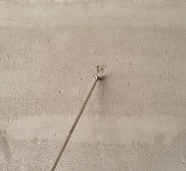 千禧国际村毛坯房空鼓真不少!有面墙轻轻一敲就留坑