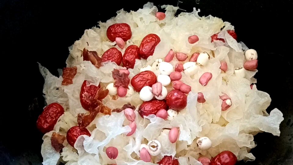 红枣 花生 桂圆 莲子 银耳,做一锅银耳莲子汤,给家人降降火
