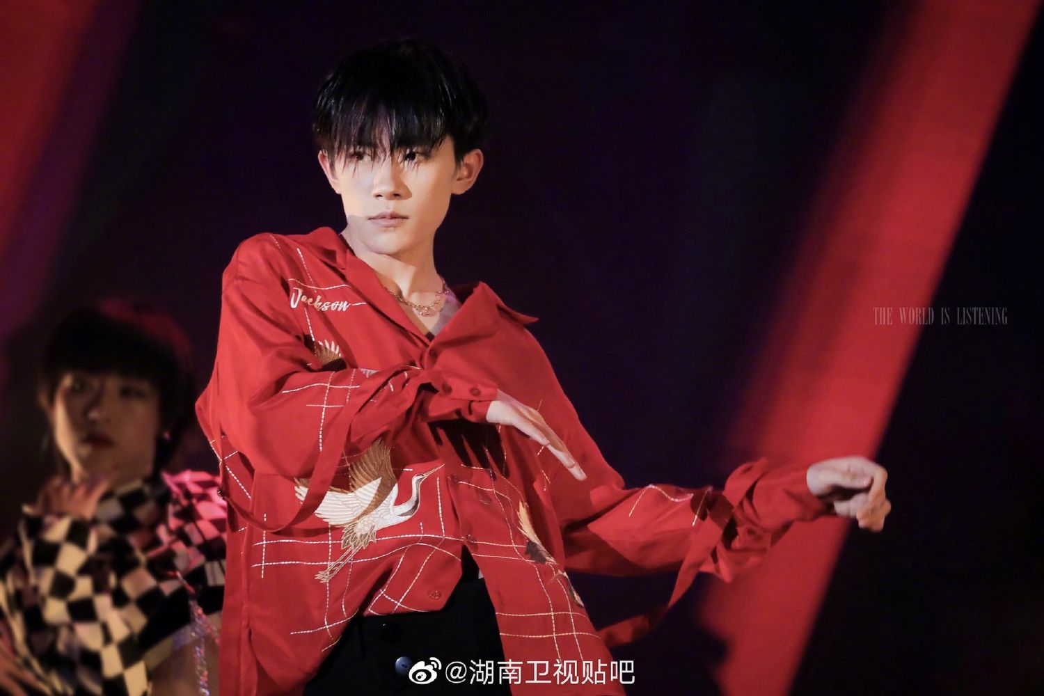 飒住全场的红衣造型 易烊千玺与红色锁了