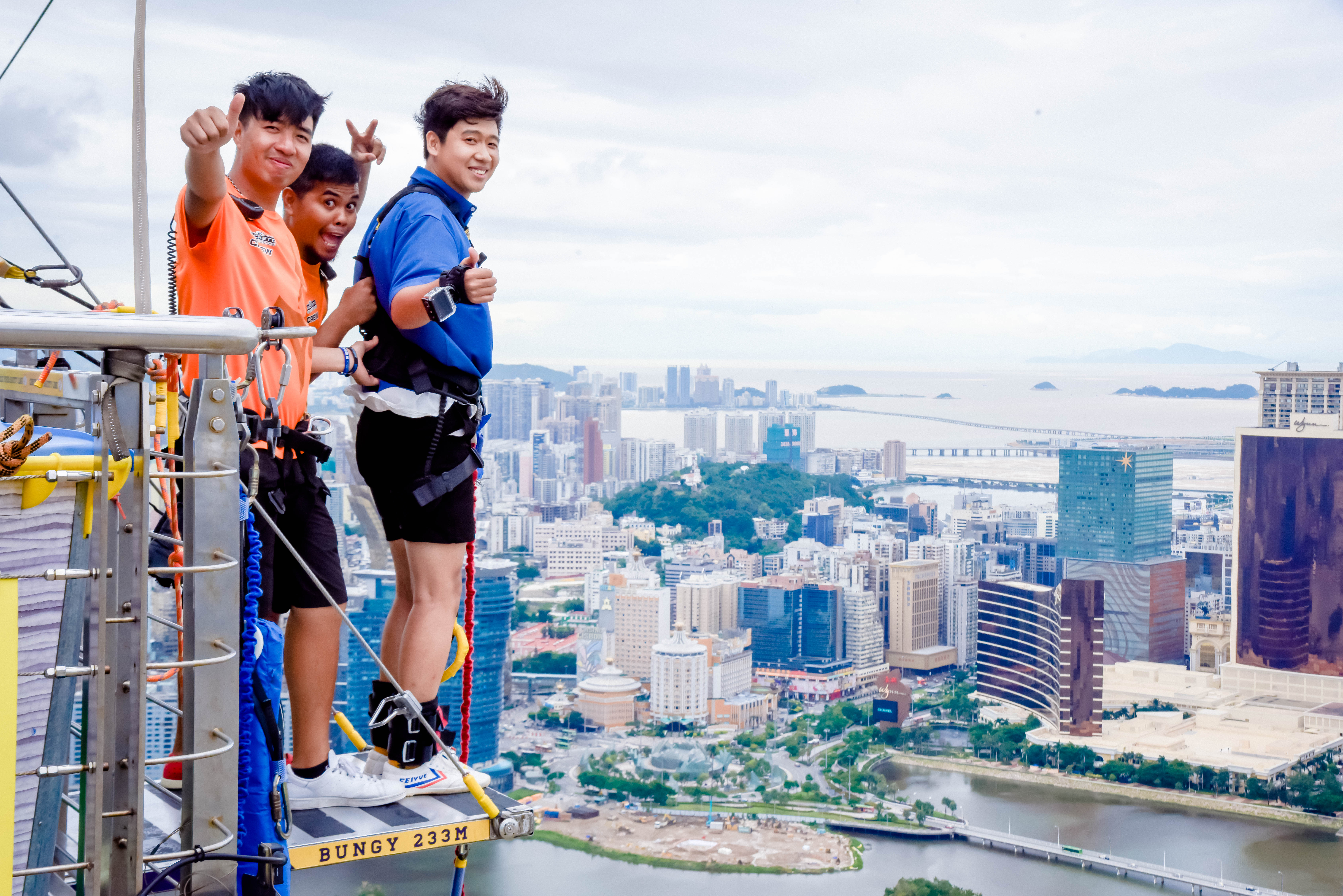 在澳门旅游塔挑战全世界最高的城市商业蹦极,233米高堪比跳楼!