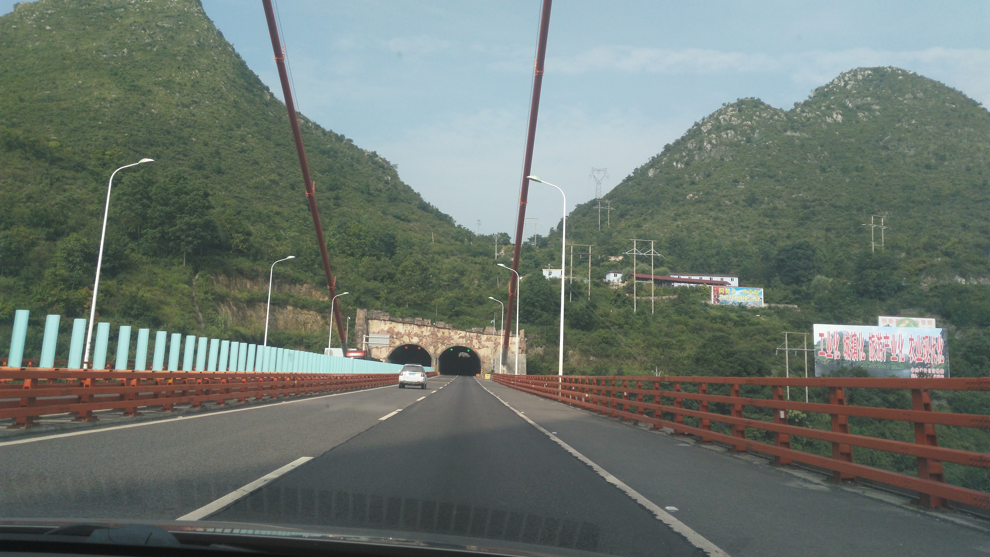 贵州安顺坝陵河大桥实拍,开车从桥上经过那种怕感你体验过吗?