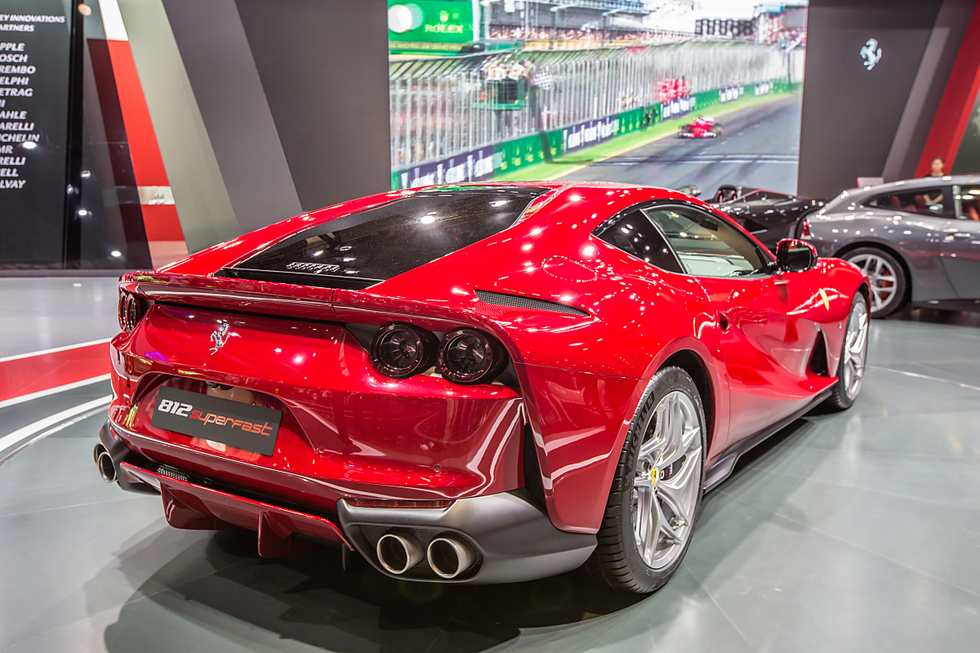 法拉利812 superfast:速度与优雅的完美结合  作为一名汽车设计师,我