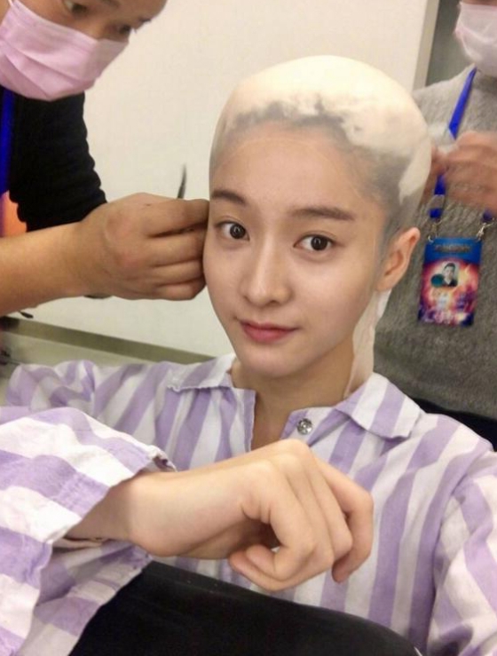 张雪迎首次尝试光头造型,化身癌症患者,获得众网友一致肯定!