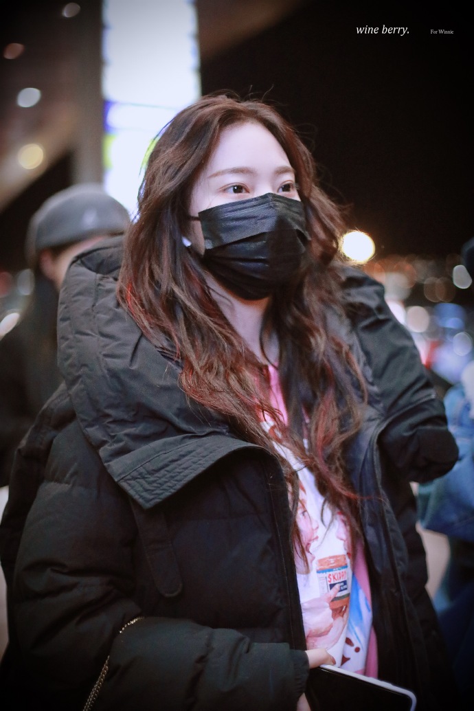 张紫宁戴黑色口罩穿黑色羽绒服现身机场