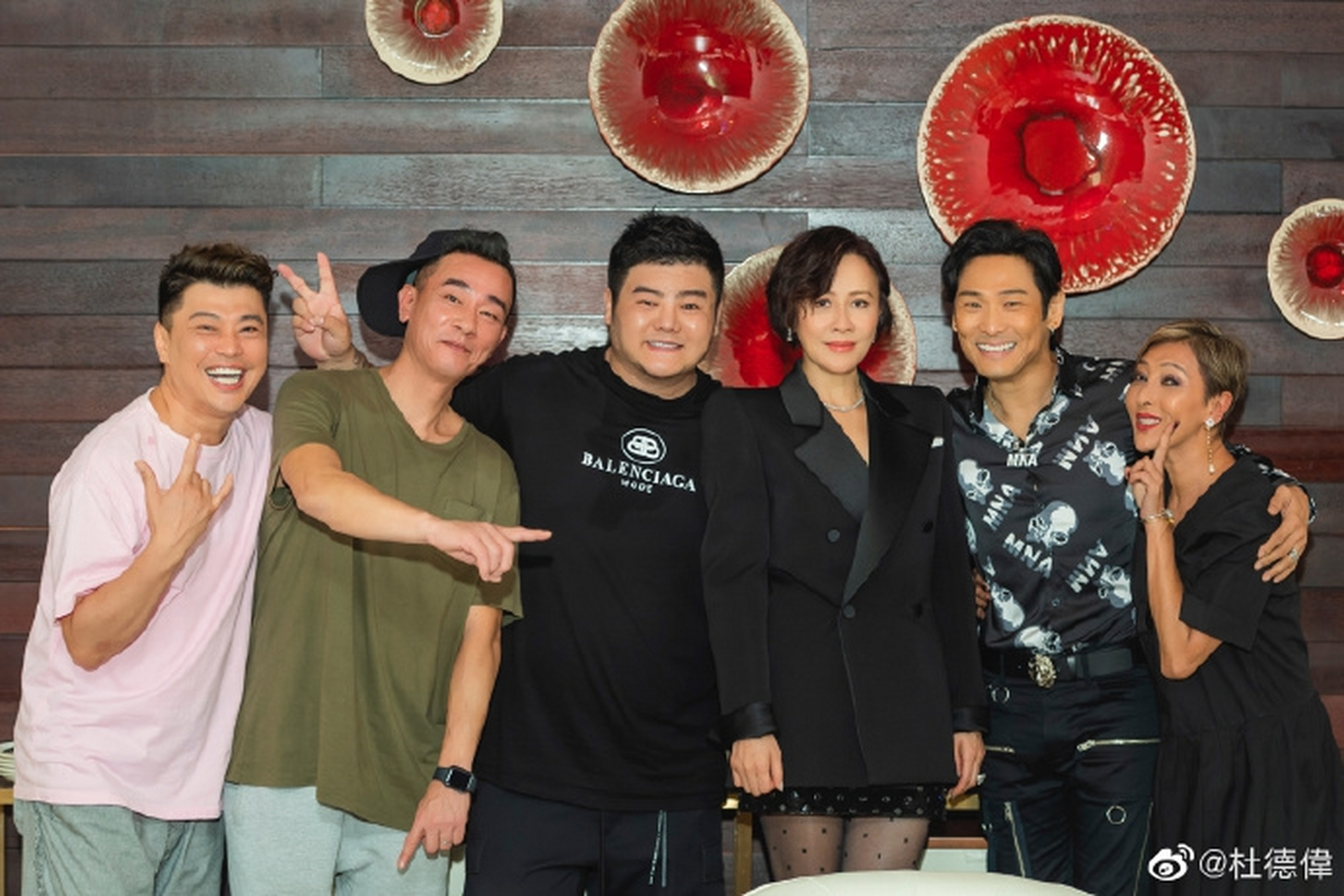 近日,杜德伟在微博晒出与陈小春,刘嘉玲等人的合照,并配文:"最开心莫