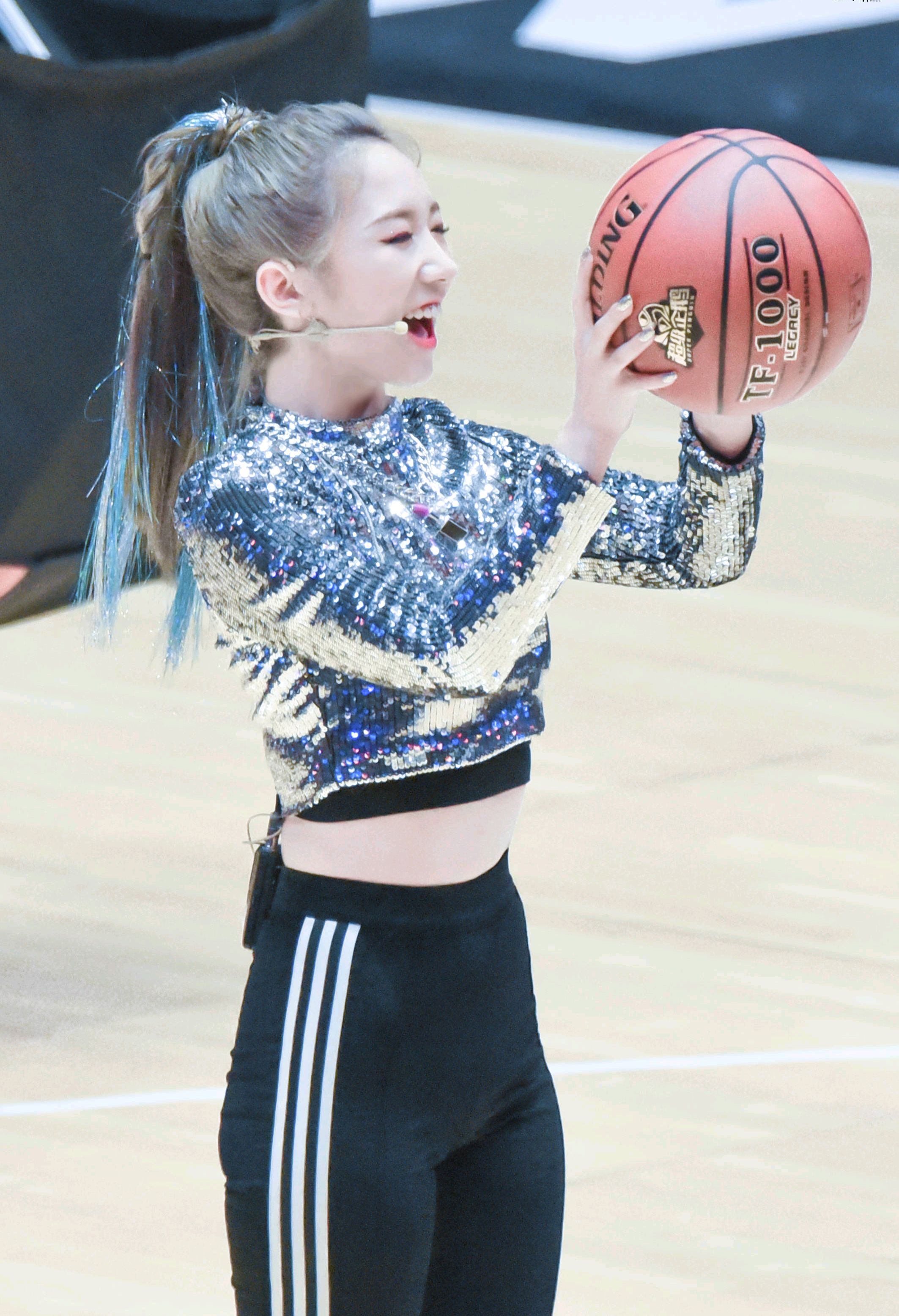 山支大哥孟美岐也是超可爱,短款的衣服微露腰身,身材很好,要投球了很