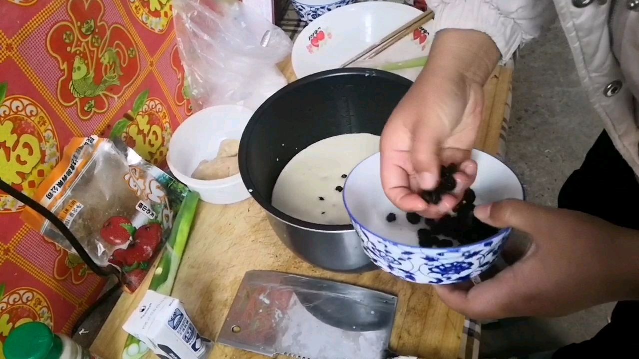 傻媳妇过生日自己做蛋糕,却做成……