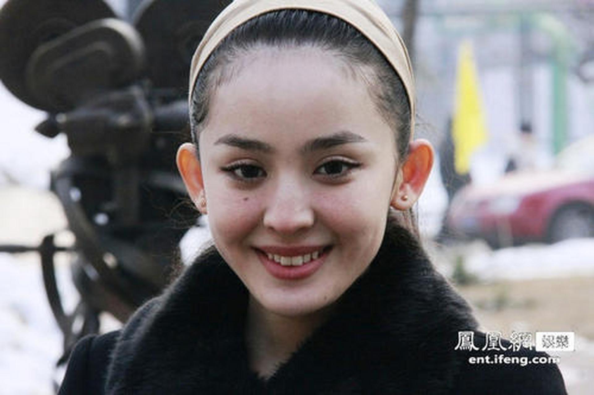 2011年,古力娜扎现身北京电影学院参加艺考,一进学校便引来了不少人的