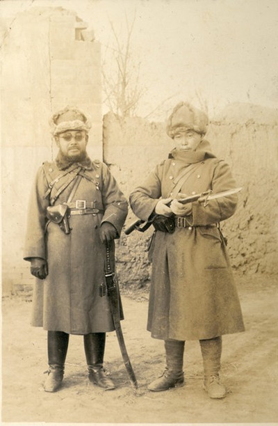 小山太郎和自己的警卫合影.