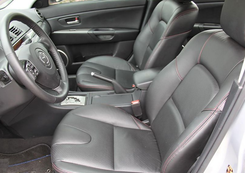 通过图片中的这款车,我们可以了解到这样的内饰是非常受欢迎的,像这样