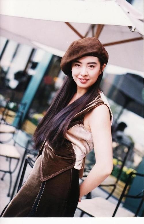 51岁王祖贤减肥成功晒美腿,穿搭时尚不显老