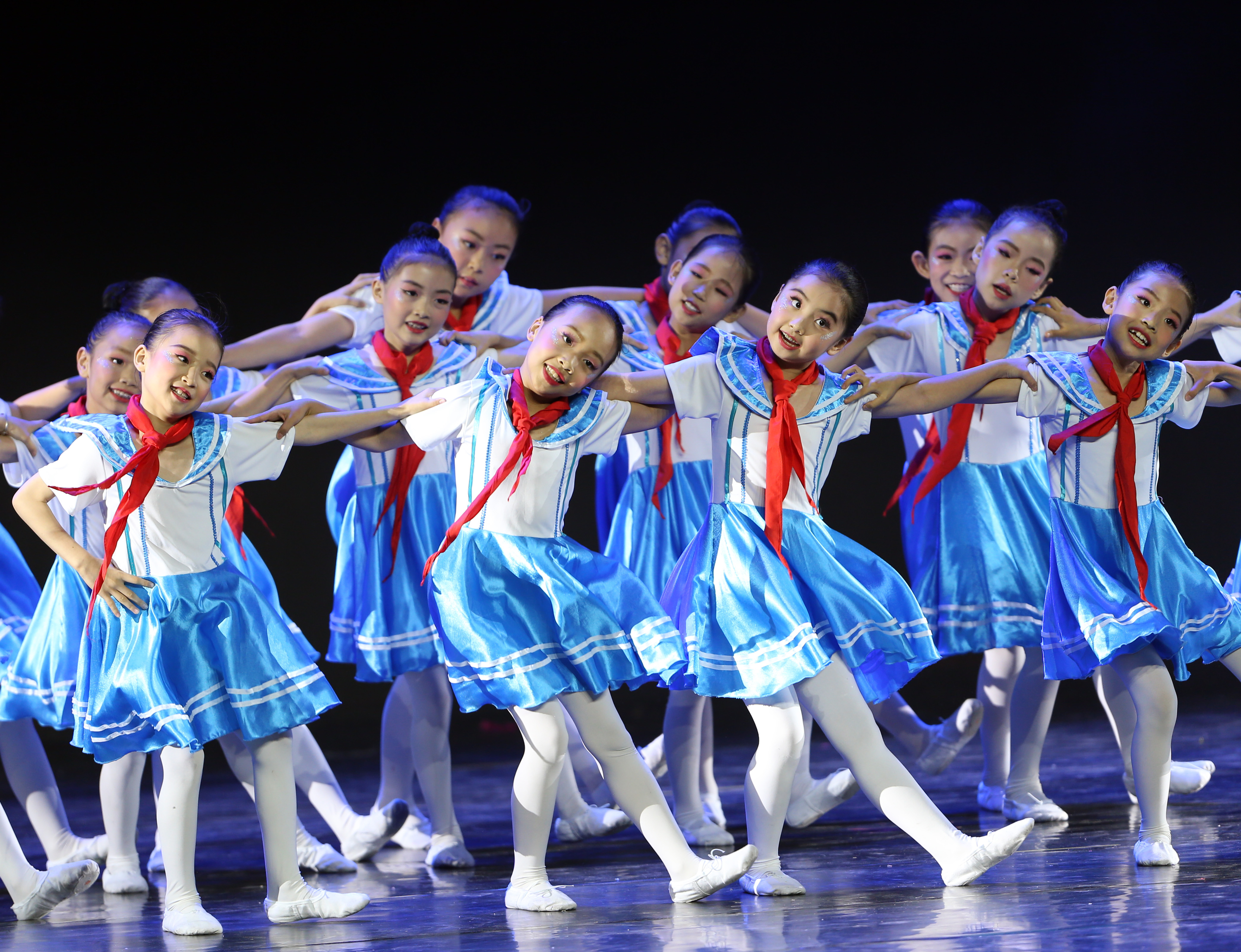 童心筑梦,为爱起舞