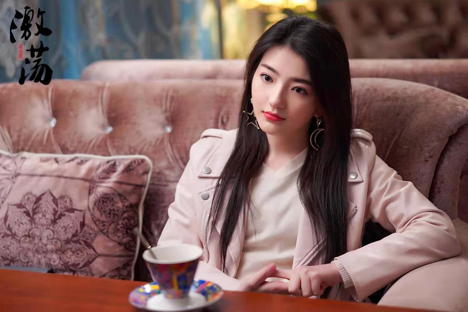 他们分别在《激荡》中扮演侯勇的岳父,妻子和女儿,来头都不小