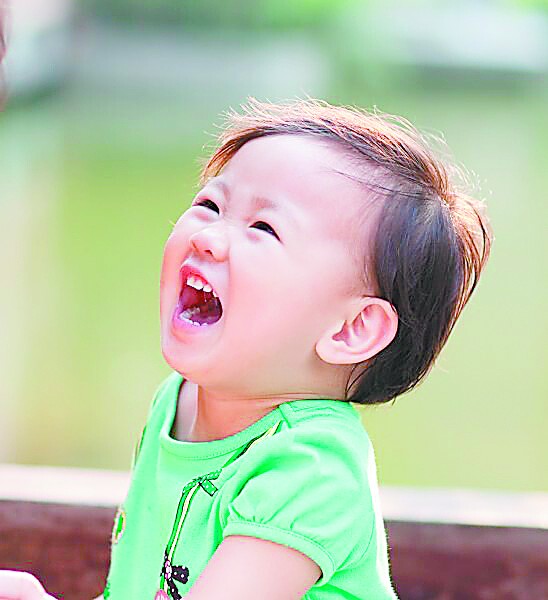 娃爱挖鼻孔吃手指,当"口腔怪癖"敏感期来临,纠正错了恶循环