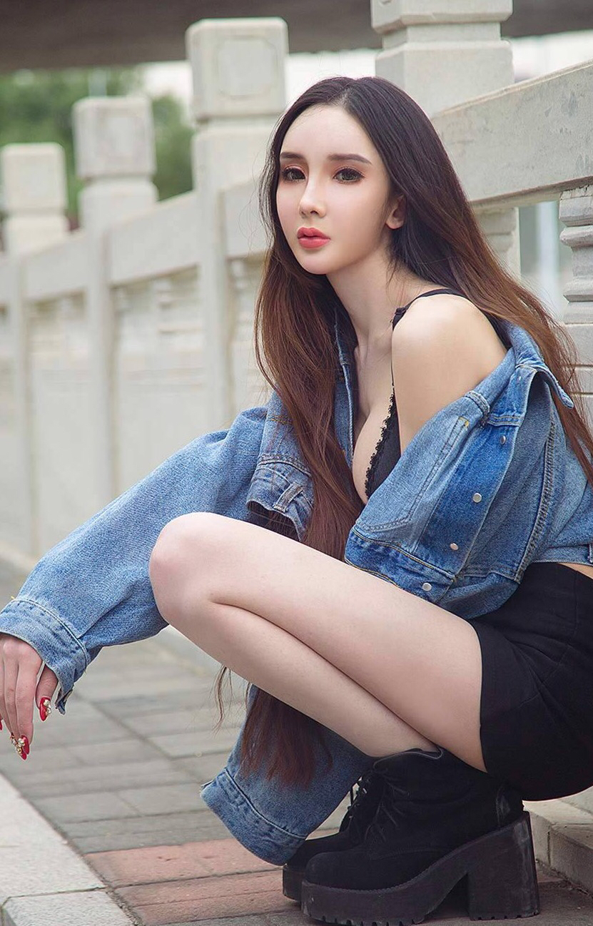 阿依努尔瓦娅的黑白搭配,相得益彰.