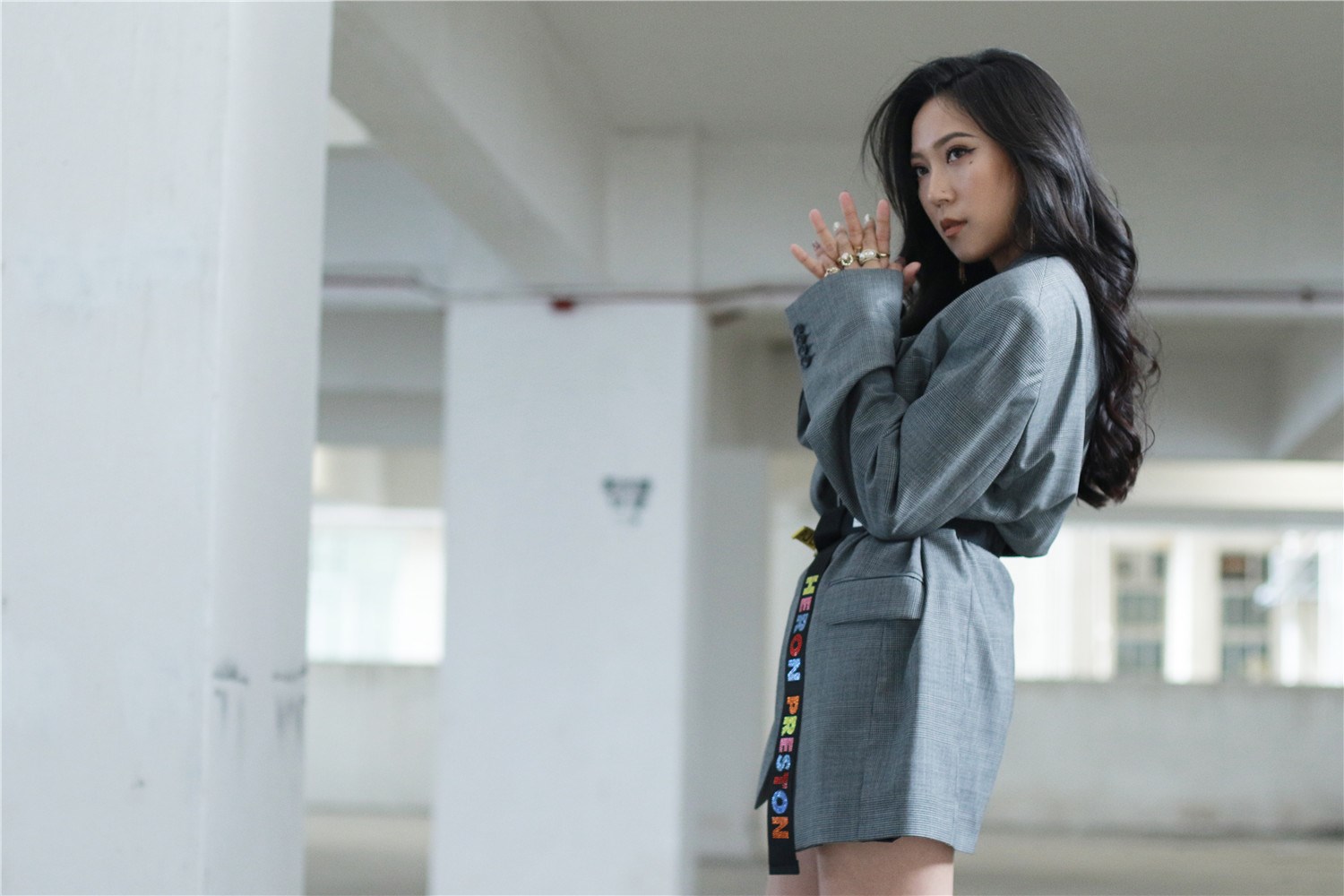 钟舒漫为拍mv淋油漆"6小时" 新单《黑人问号》上线