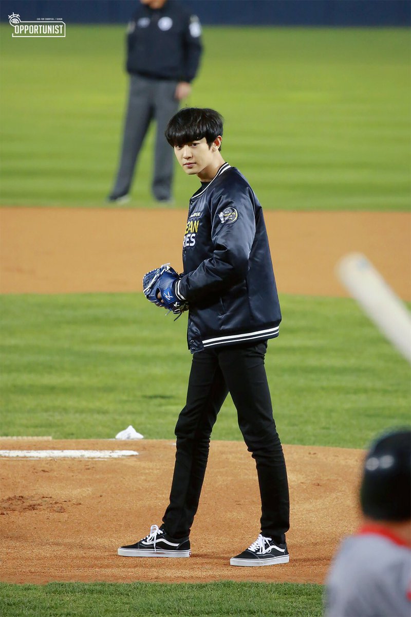 exo朴灿烈棒球赛开球,一头黑发帅气迷人,185cm的身高引人羡慕!