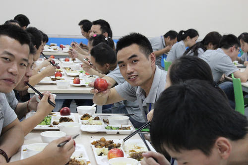 公司食堂里,领导吃的菜和员工吃的菜不一样,这是家好公司吗?