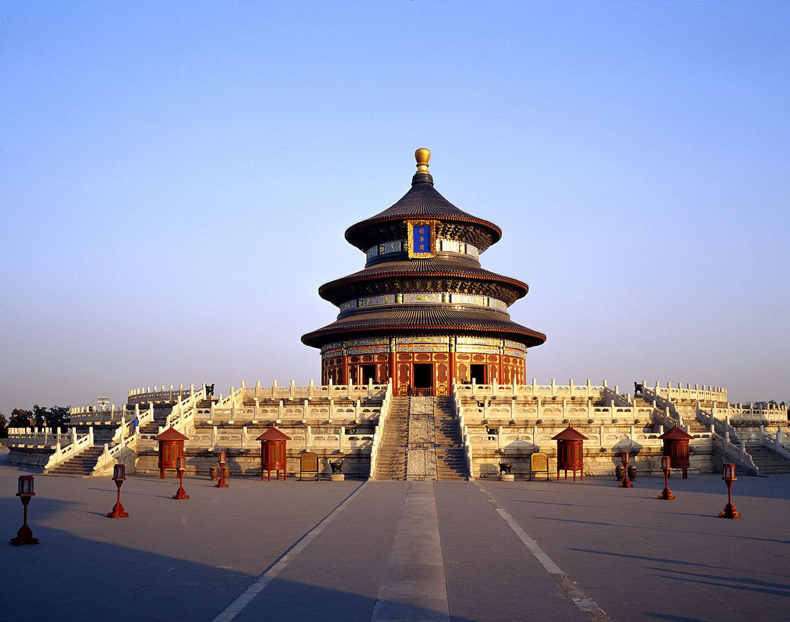 天坛,位于中国北京市,是一座宏伟而庄严的古代建筑群,也是世界文化