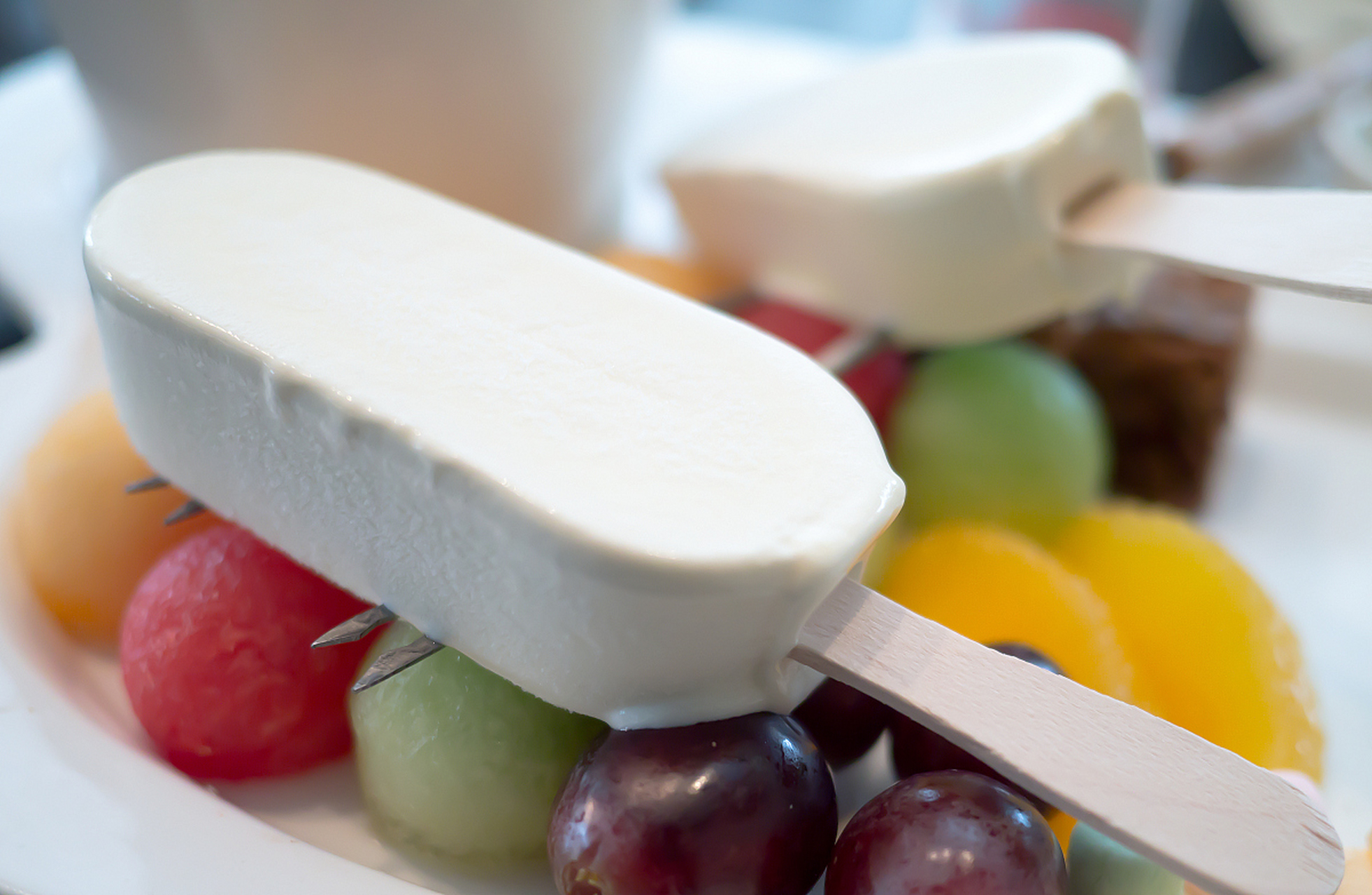 在炎热的夏季,制作一款口感奶香浓郁,冰凉q弹的牛奶冰糕并不复杂,只需