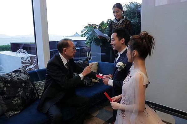 阿娇婚礼细节:关智斌接到阿娇花球,张敬轩和容祖儿亲密合唱