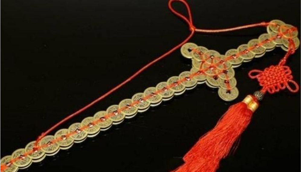 男子带"铜钱剑"鉴宝,称是自己家中镇宅之宝,专家:拆了吧