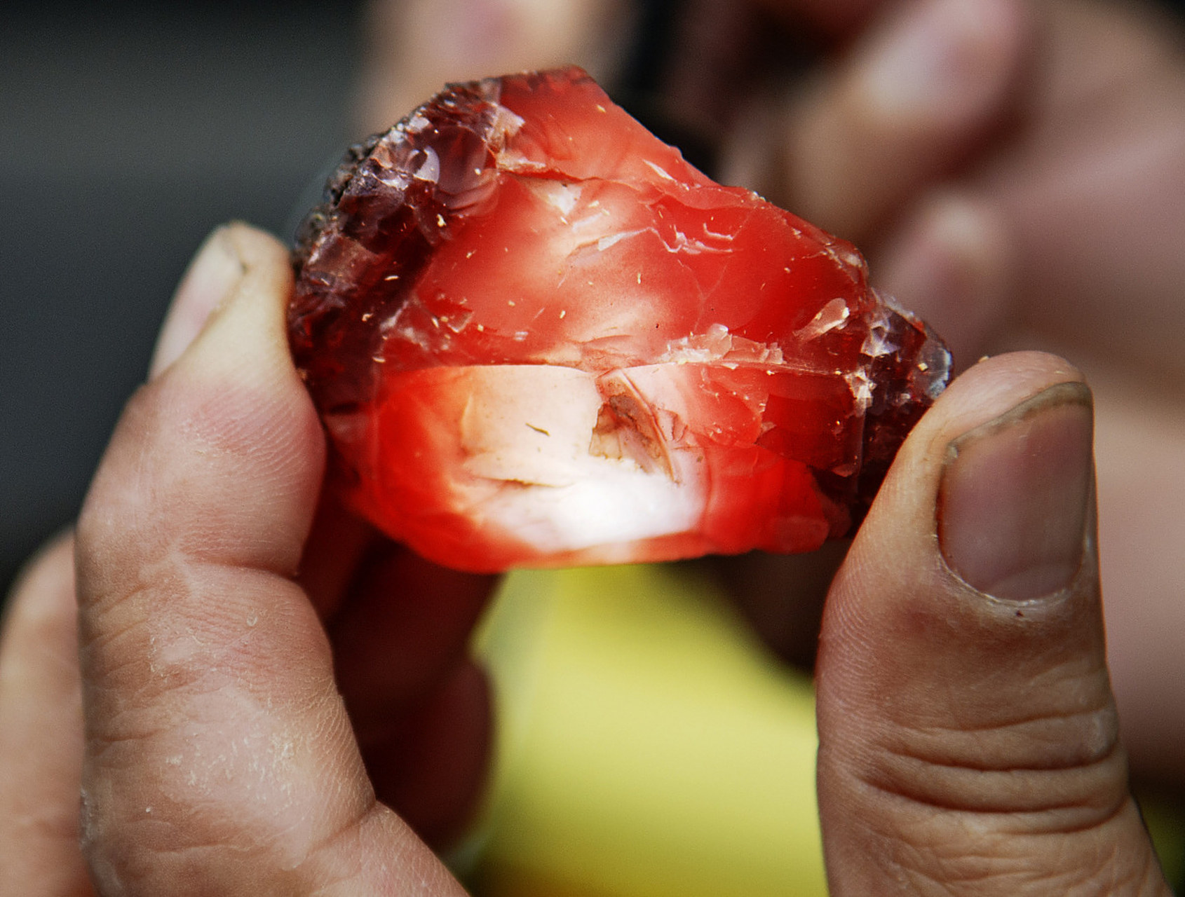 点我头像看直播# #和田玉# #陨石# 玛瑙,又称红玛瑙,是一种硬度隙对