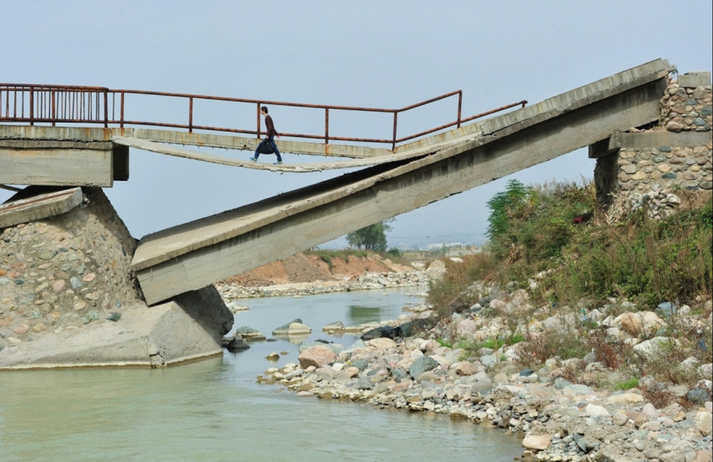 b,已经坍塌的危桥.