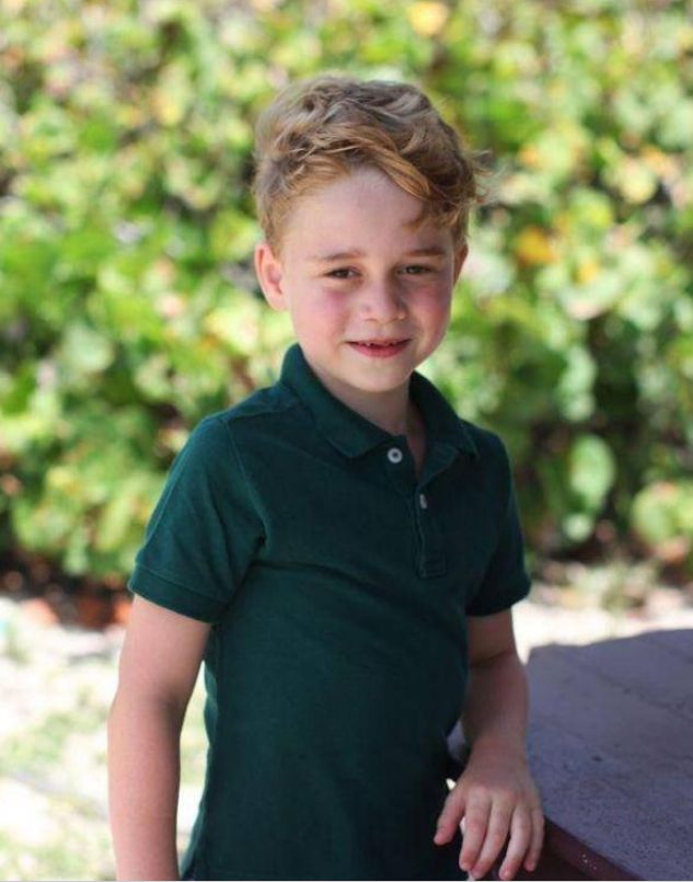 英国乔治王子满6岁啦,他对着镜头咧嘴大笑,真的很暖心