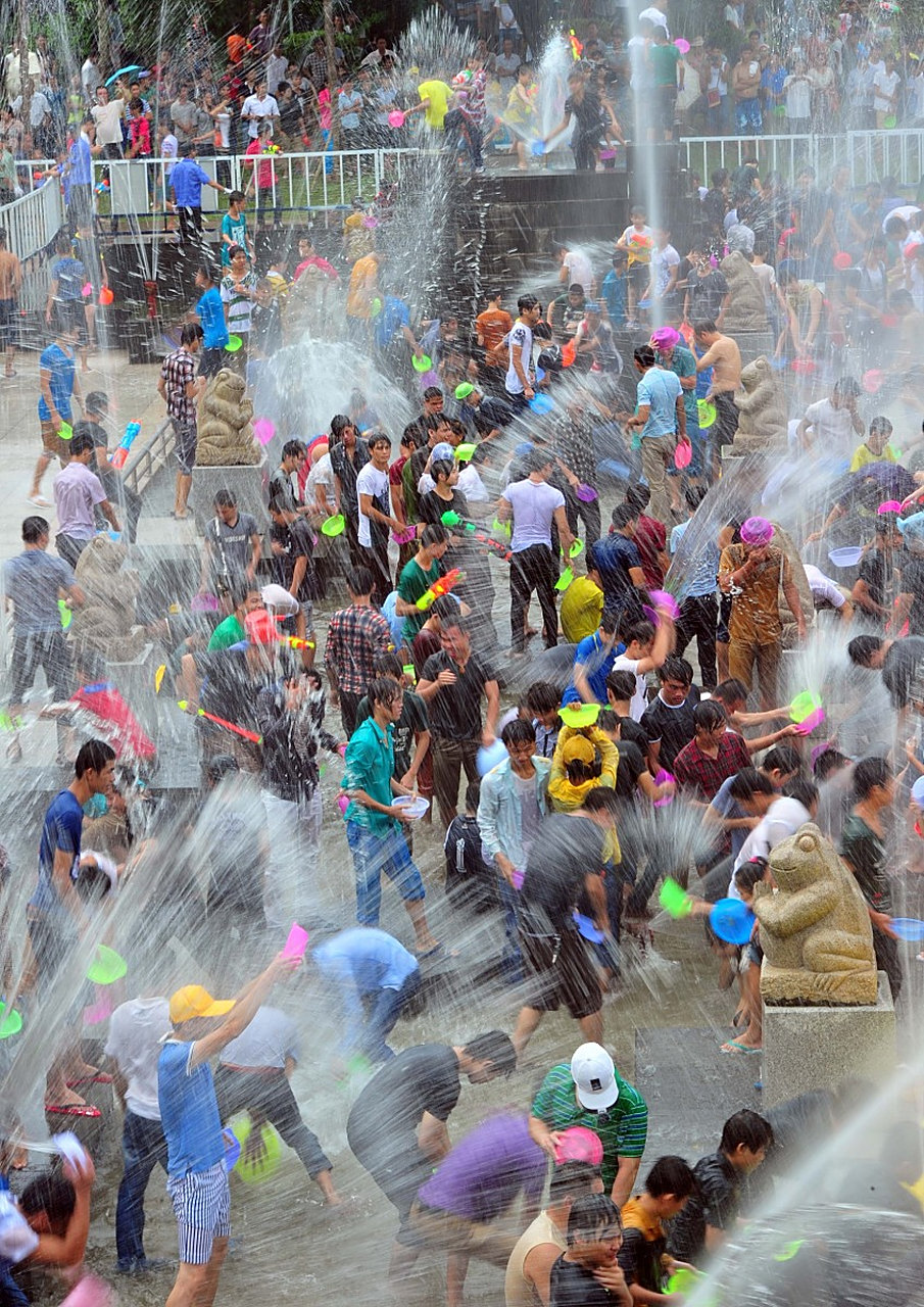 早上打开手机,就看到瑞丽泼水节放假的新闻:4月13日,14日(周四周五)