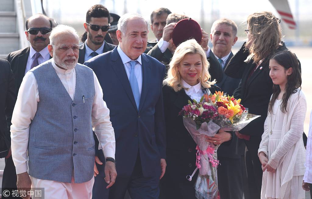 以色列总理抵印访问 印度总理莫迪亲自迎接献上"熊抱"