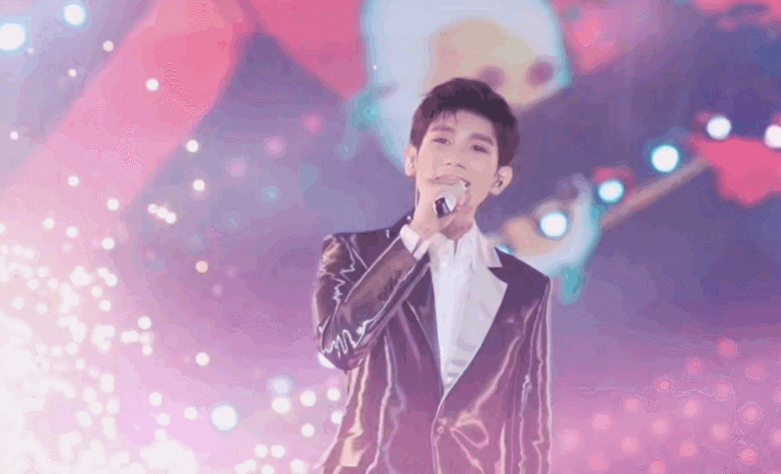 湖南卫视跨年晚会热搜第一,王源险被金属砸中,烟花溅进他的眼睛