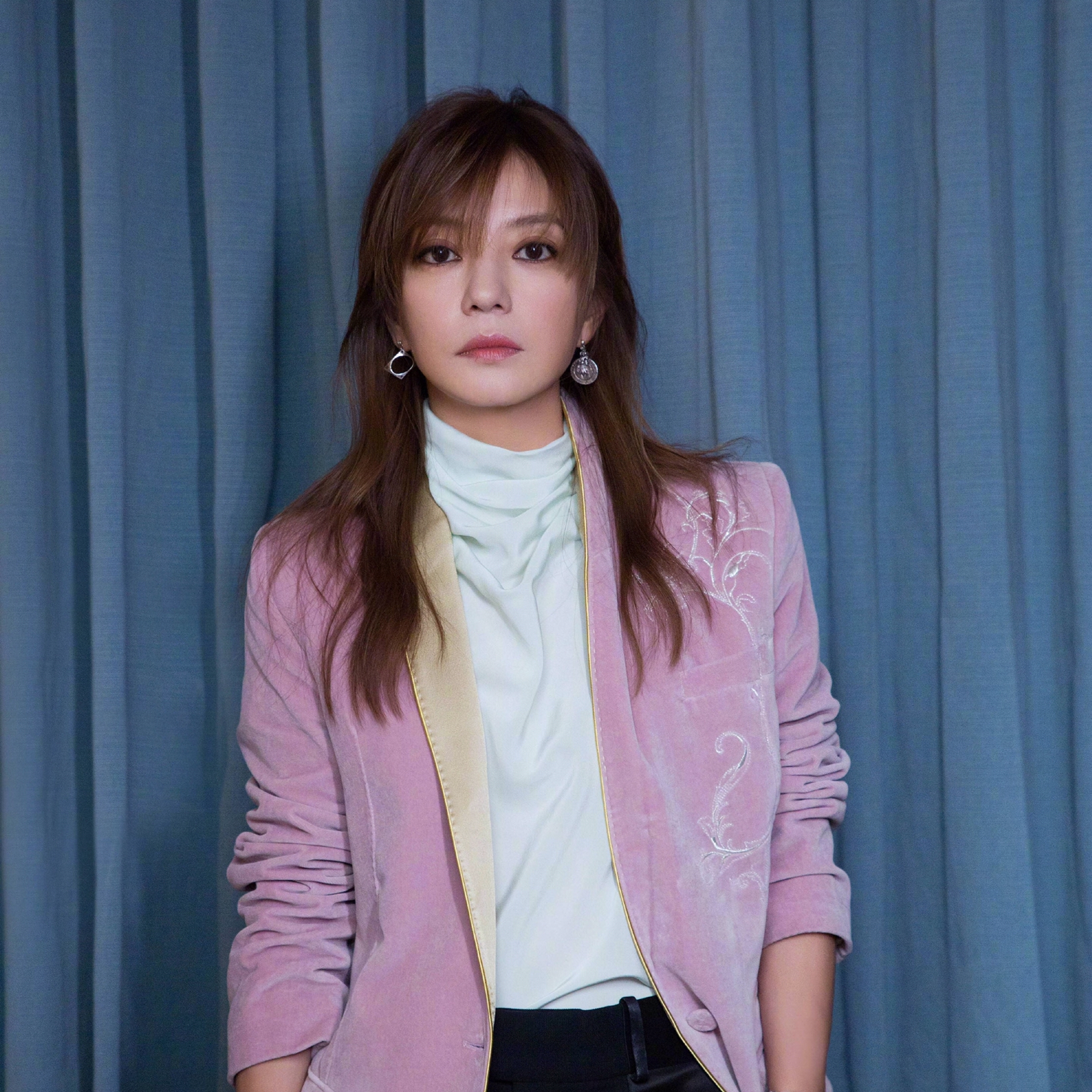 赵薇蔡徐坤同台,实力演绎头大脸大星人真是要避免穿高领