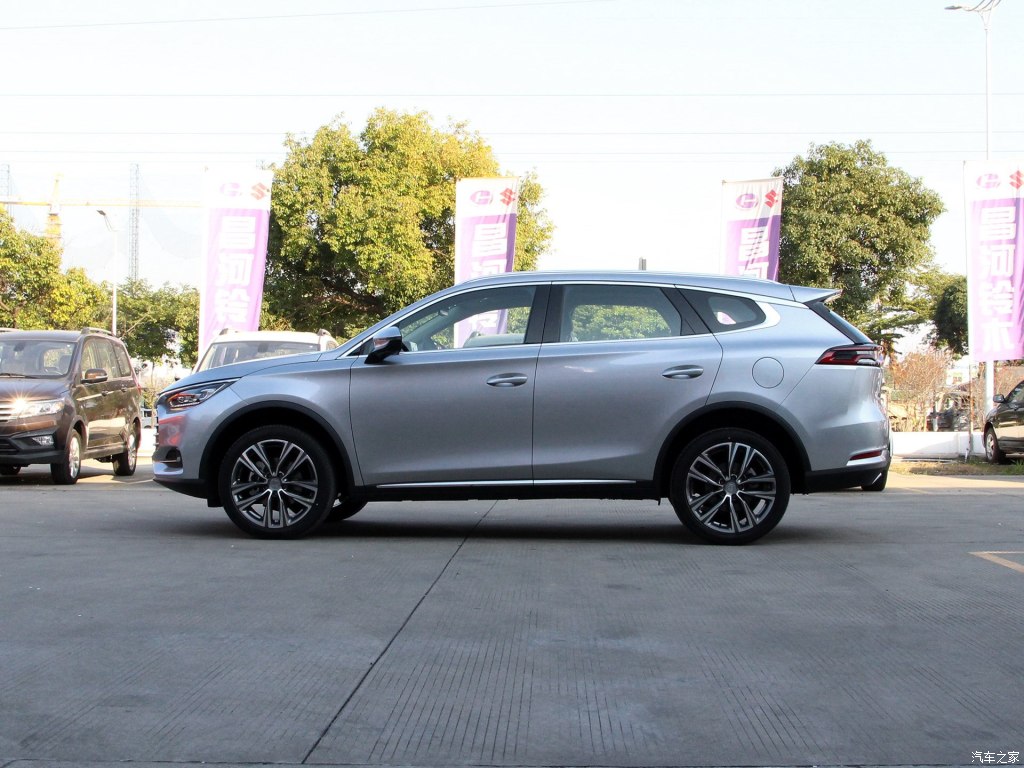 比亚迪唐五座版实车到店,龙颜前脸不怒自威,吃鸡大屏表现亮眼