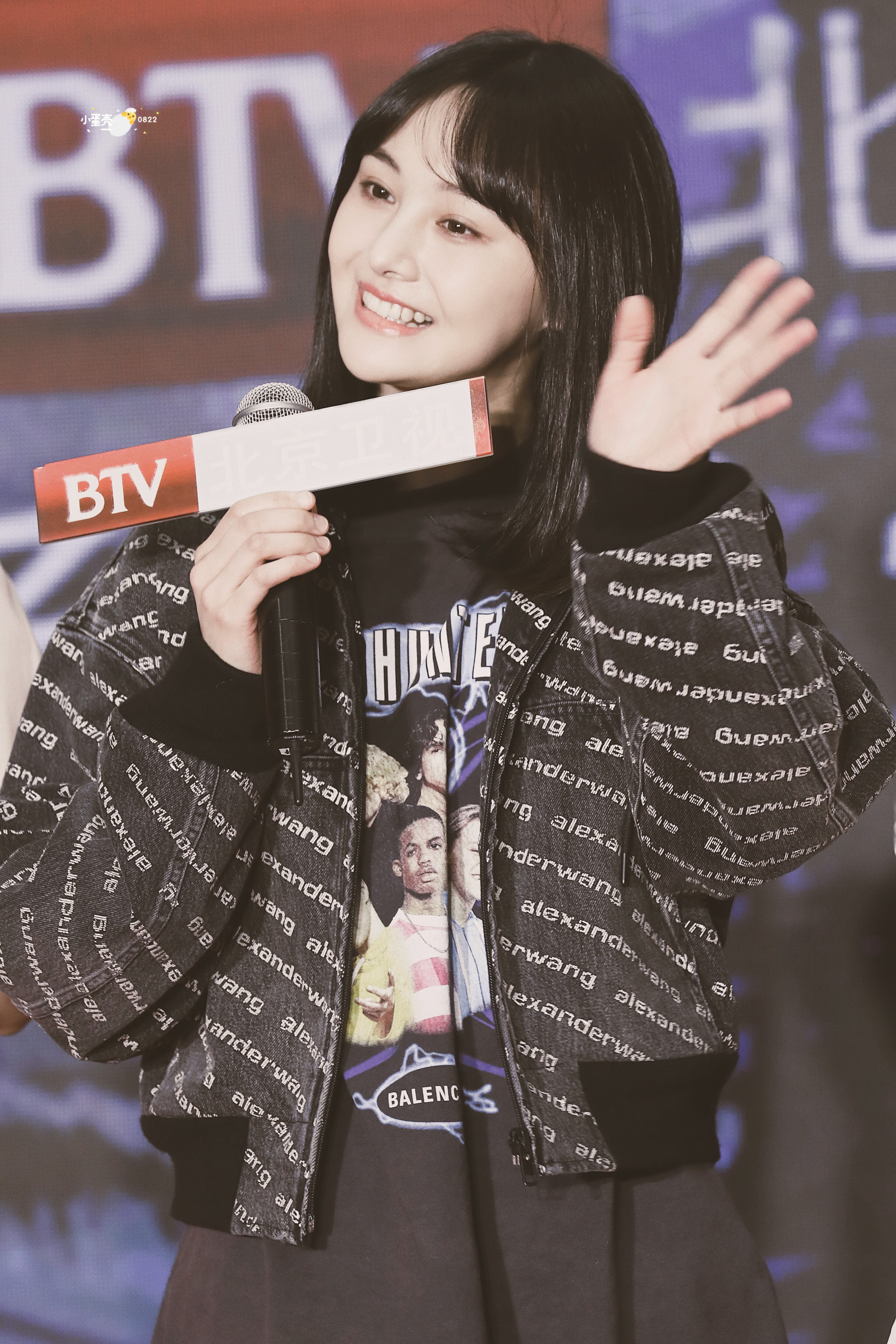 郑爽向粉丝疯狂花式比心并表示感谢,今天依然是甜度满分的小爽