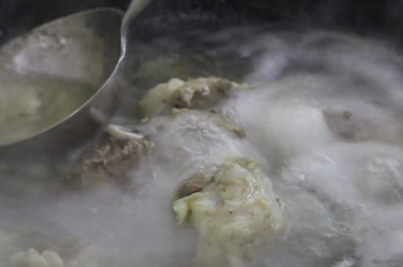 怎样才能熬出香浓乳白的骨头汤,掌握好关键2步,保证1大锅不够喝