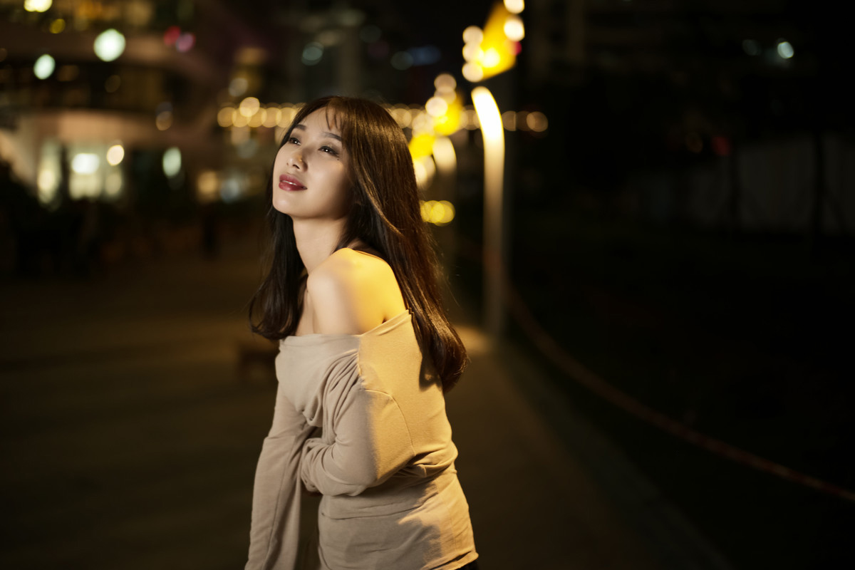 人像摄影:一个人的夜晚自带色彩