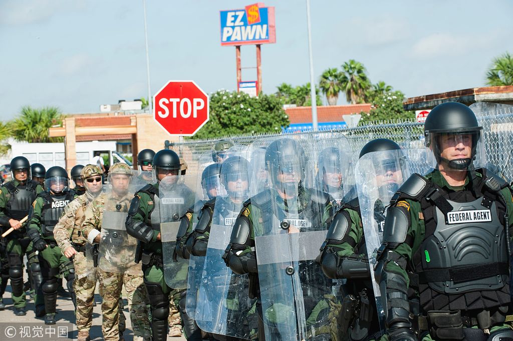美国边境保护局士兵持械演习 应对移民压境