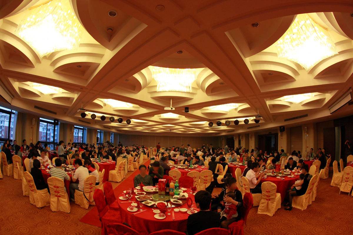 男子混进婚宴,蹭吃蹭喝还想把酒拿走,被抓后求饶:别告诉我老婆