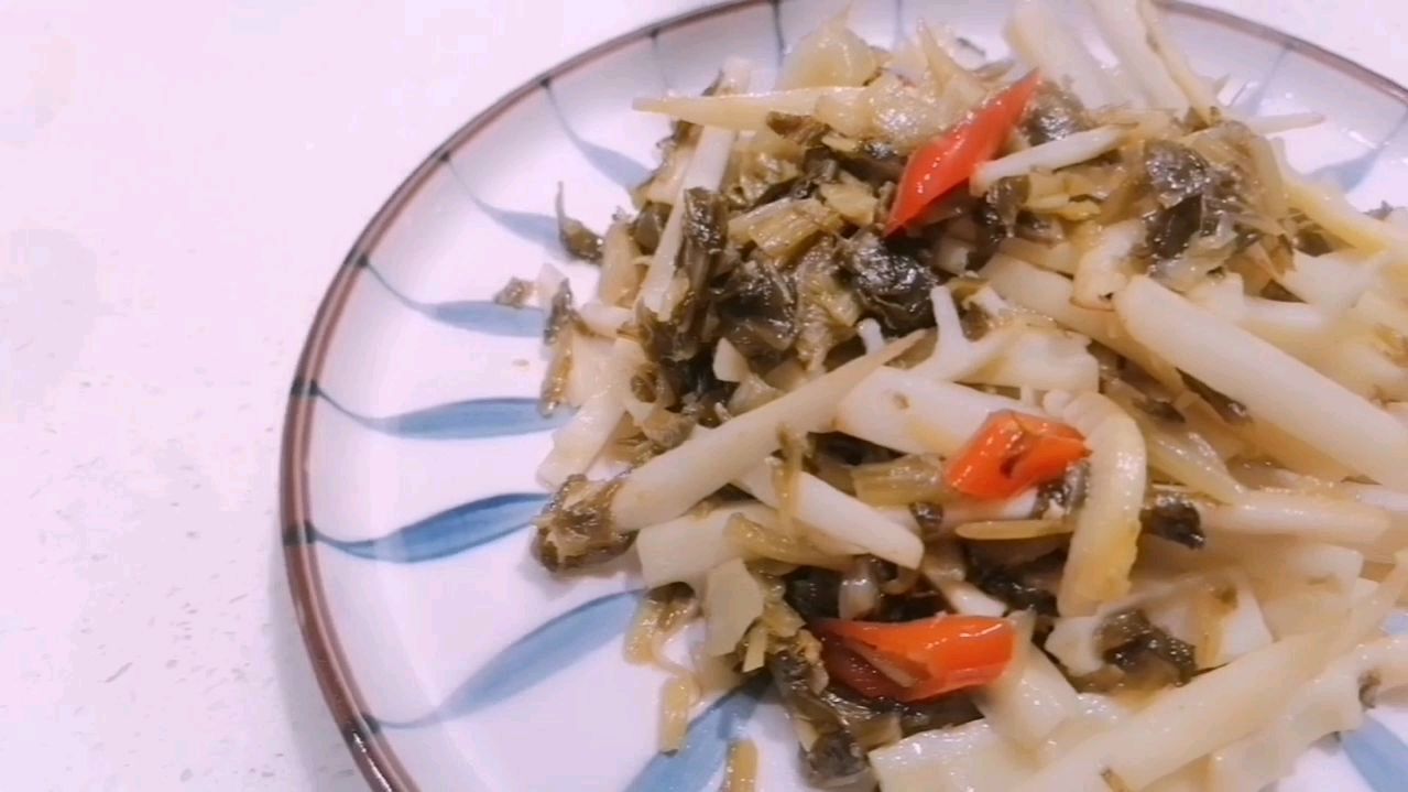 咸菜笋丝,两个简单食材搭配,把鲜味突出的淋漓尽致,超级下饭