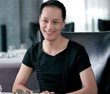 57岁冯远征近照曝光,"满头白发老态龙钟",娶二婚女星至今丁克