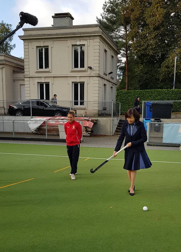 日本第一夫人在比利时玩曲棍球,裙摆飞扬太少女了!哪像57岁