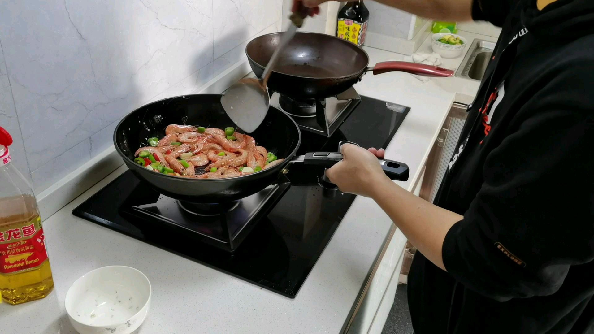 买两斤鲜活的基围虾,用辣椒爆炒,给孩子加餐