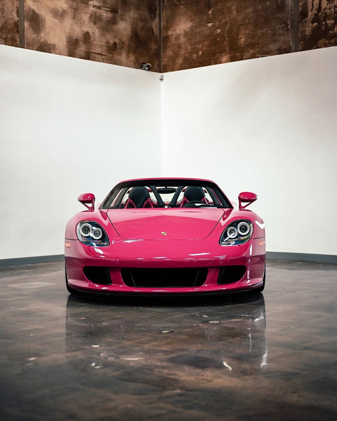 重新喷涂"芭比粉"车漆的保时捷carrera gt!