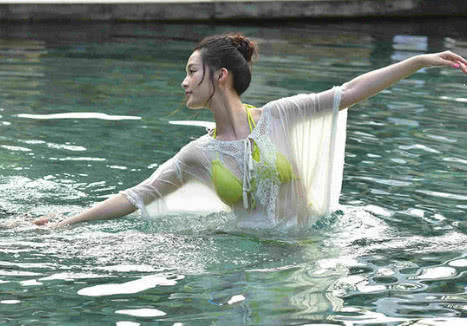 女星穿上泳装究竟有多美?李沁很清纯,杨幂太诱人,唯独她最没料