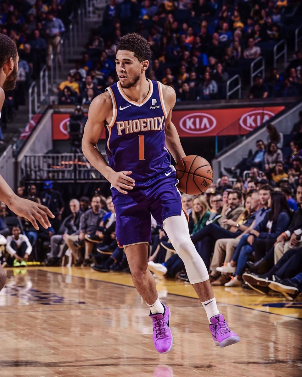 布克至少得到30分的比赛场次达到65场,并列队史第5