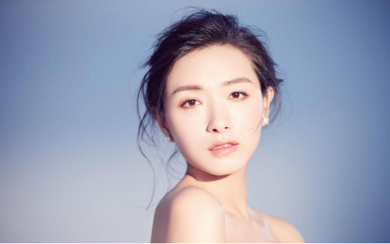 万茜晒照片,背对镜头展现男友视角,拍照过程却让人发笑