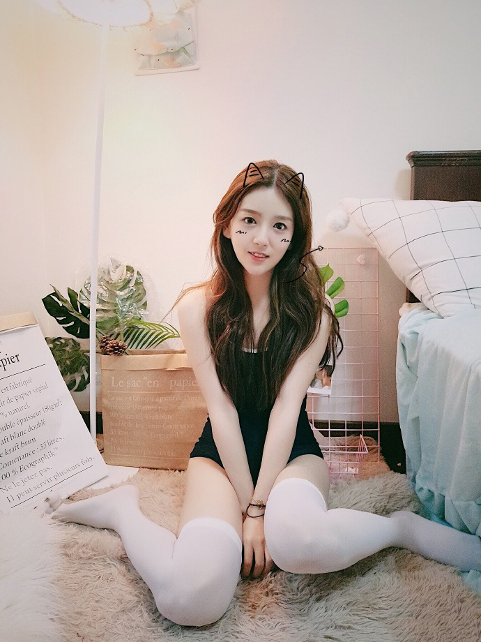 lol解说rita兑现flag,身穿"死库水"泳装出镜,电竞椅上晒自拍